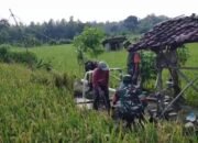 Babinsa Bantu Pemeliharaan Sumur Sibel Milik Petani