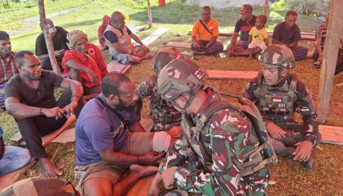 Kebersamaan Dalam Duka Satgas 521/DY Turut Bela Sungkawa di Distrik Kobakma