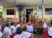 Anak Papua Cerdas Satgas Yonif 521/DY Hadirkan Senyum Anak Sekolah Bagikan Buku dan Alat Tulis di Distrik Apalapsili